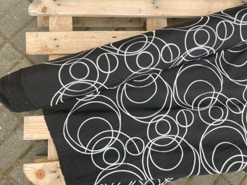 tkaniny deadstockowe, sklep Alternative Textiles, 100% poliester, czarna, wyszywane koła
