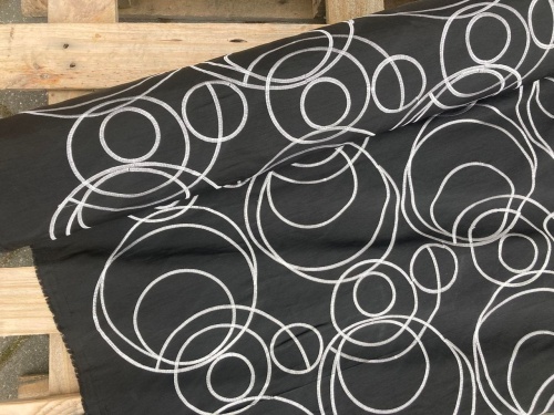 tkaniny deadstockowe, sklep Alternative Textiles, 100% poliester, czarna, wyszywane koła