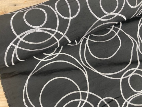 tkaniny deadstockowe, sklep Alternative Textiles, 100% poliester, czarna, wyszywane koła