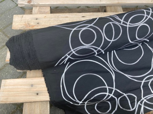 tkaniny deadstockowe, sklep Alternative Textiles, 100% poliester, czarna, wyszywane koła