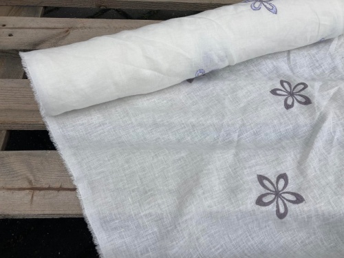 len tkanina, haftowane KWIATKI lekki fiolet na bieli 3/4 - sklep Alternative Textiles