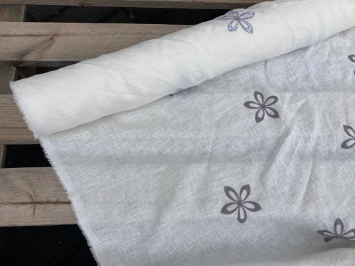 len tkanina, haftowane KWIATKI lekki fiolet na bieli 3/4 - sklep Alternative Textiles