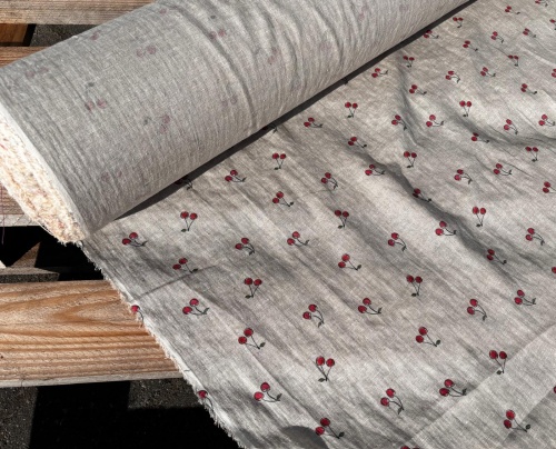 tkanina lniana 100% nadruk wisienki na owsiance - sklep Alternative Textiles