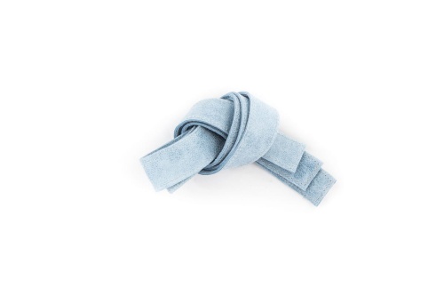 dwa paski z postarzanej skóry w kolorze  jasnoniebieskim