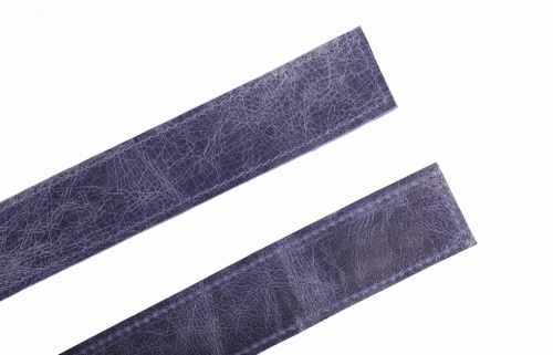 dwa ciemnofioletowe paski skórzane