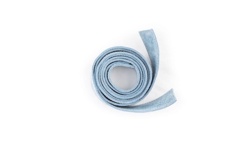 dwa paski z postarzanej skóry w kolorze  jasnoniebieskim